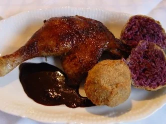 Rezept: Entenkeule an Holundersauce und Rotkohlklöße Entenkeule an Holundersauce und Rotkohlklöße - Rezept