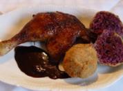 Entenkeule an Holundersauce und Rotkohlklöße - Rezept