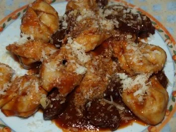 Tortelloni in würziger Tomaten-Rotwein-Soße - Rezept