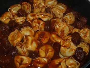 Tortelloni in würziger Tomaten-Rotwein-Soße - Rezept - Bild Nr. 5