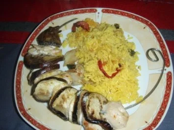 Geflügel - Fleischspiesse mit Safran - Gewürz - Reis und Salat - Rezept - Bild Nr. 2