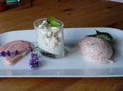 Rezept: Erdbeereis und Erdbeermousse mit Amarettojoghurt Erdbeereis und Erdbeermousse mit Amarettojoghurt - Rezept