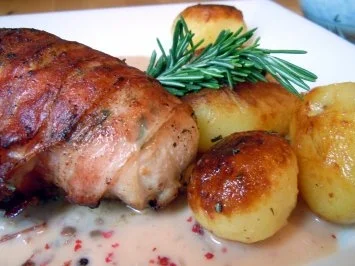 Gefüllte Hähnchenbrust auf Cranberry-Sauce mit Rosmarin-Kartöffelchen - Rezept