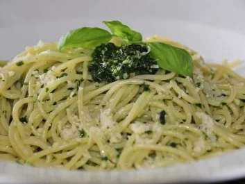 Bärlauchpesto mit Pinienkernen und Parmesan - Rezept