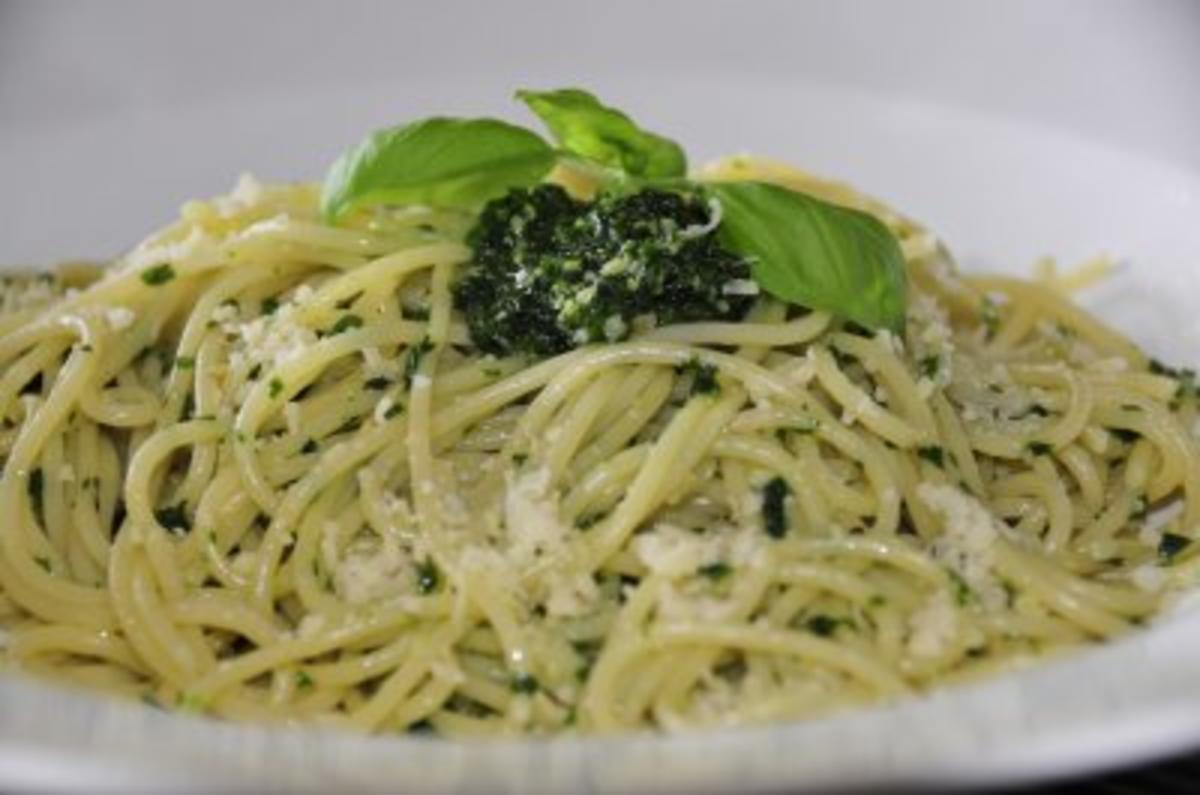 Bärlauchpesto mit Pinienkernen und Parmesan - Rezept - kochbar.de