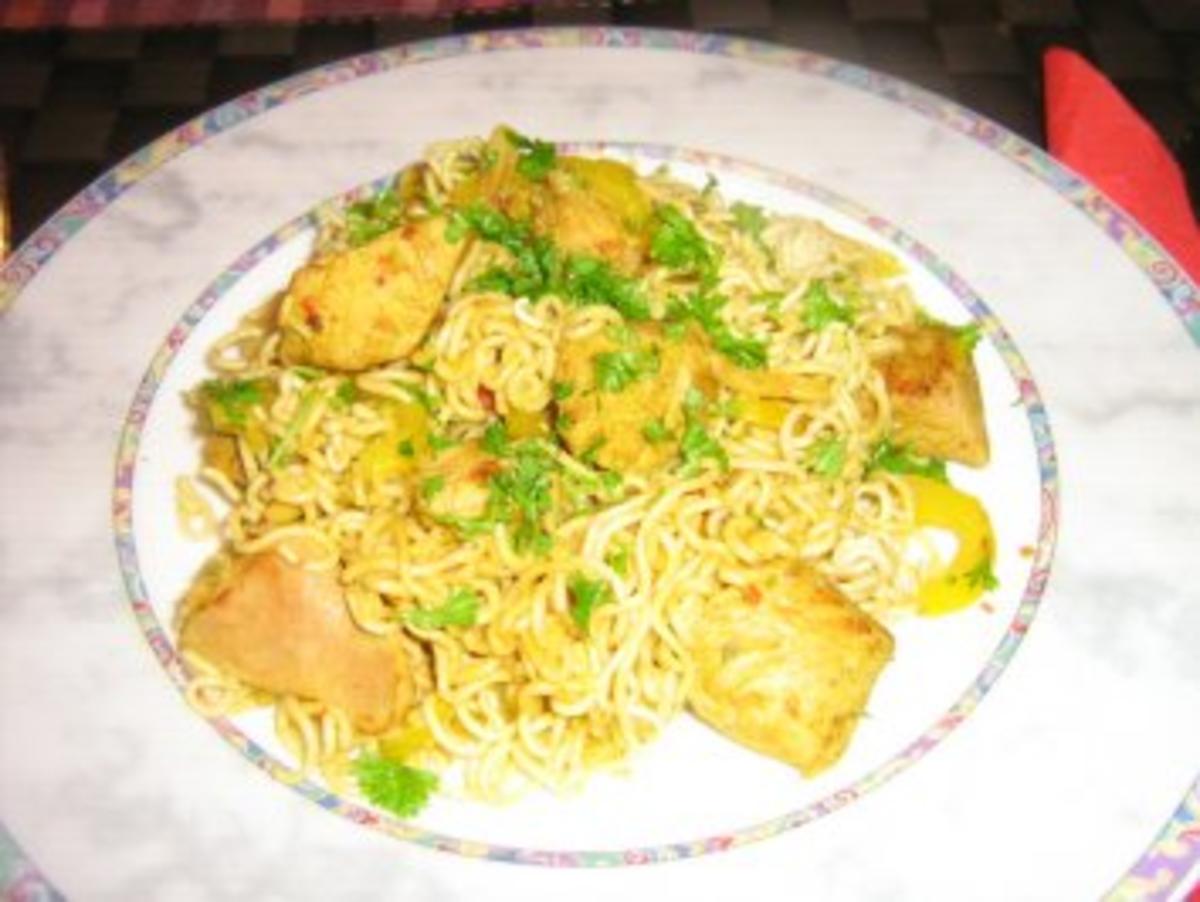 Asiatische Nudelpfanne mit Puten-Gemüse-Curry - Rezept
