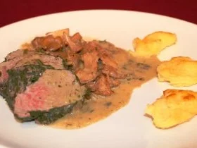 Rezept: Pochiertes Kalbsfilet im Kräutermantel mit Pfifferlingrahmsoße Pochiertes Kalbsfilet im Kräutermantel mit Pfifferlingrahmsoße - Rezept