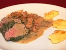 Pochiertes Kalbsfilet im Kräutermantel mit Pfifferlingrahmsoße - Rezept