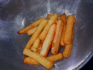 Rezept: Würziges Hähnchenfleisch mit Pommes Frites und Tzatziki Bild Nr. 7 Würziges Hähnchenfleisch mit Pommes Frites und Tzatziki - Rezept - Bild Nr. 7
