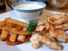 Würziges Hähnchenfleisch mit Pommes Frites und Tzatziki - Rezept