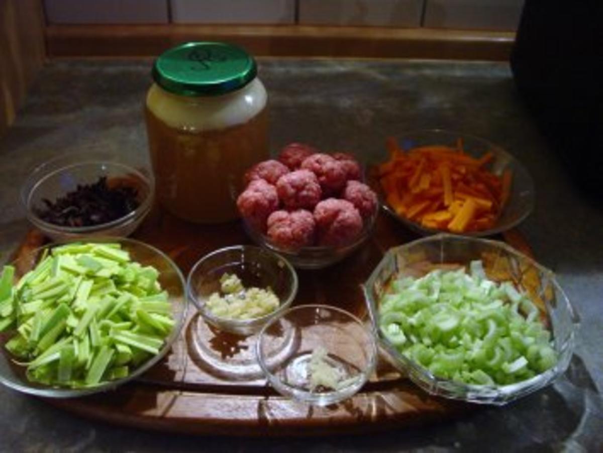 Gemüsesuppe mit Fleischbällchen und Glasnudeln - Rezept - Bild Nr. 2