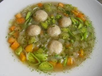 Grünkernsuppe mit Markklößchen - Rezept