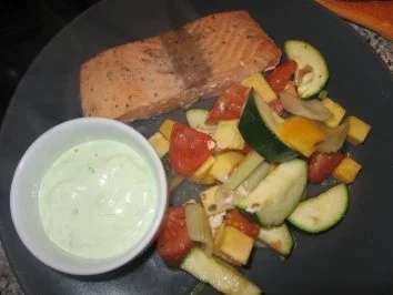 Rezept: Wildlachs auf Gemüsebett mit Wasabii-Dip Wildlachs auf Gemüsebett mit Wasabii-Dip - Rezept