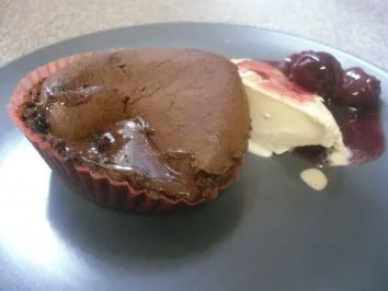 Schokoladenkuchen mit fluessigem Kern an Macadamia Eis und beschwipsten Kirschen - Rezept