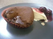 Schokoladenkuchen mit fluessigem Kern an Macadamia Eis und beschwipsten Kirschen - Rezept