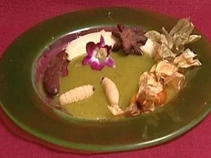 Karamellisierte Banane auf Kiwi-Mango-Spiegel mit Marzipanspinnen (Eva Jacob) - Rezept