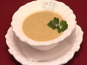 Rezept: Gurkensüppchen und gefüllte Tomaten (Sarah Knappik) Gurkensüppchen und gefüllte Tomaten (Sarah Knappik) - Rezept