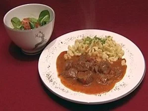 Rezept: Wiener Saftgulasch mit hausgemachten Spatzen (Gitta Saxx) Wiener Saftgulasch mit hausgemachten Spatzen (Gitta Saxx) - Rezept
