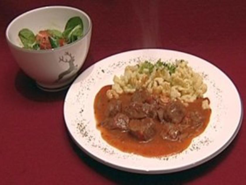 Wiener Saftgulasch mit hausgemachten Spatzen (Gitta Saxx) - Rezept ...