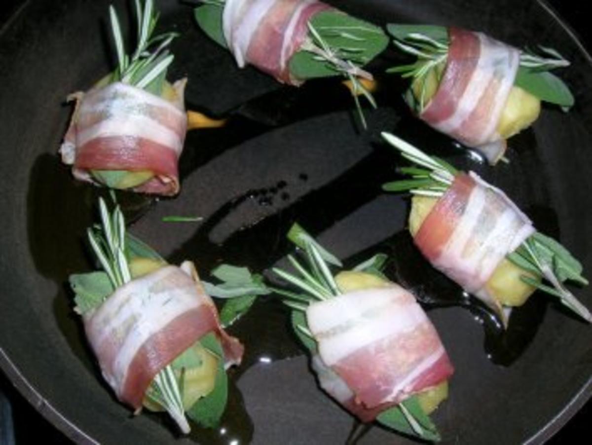 Bilder für Salbei-Rosmarin-Kartoffeln im Speckmantel (Beilage zu Fleisch und Fisch) zu Kalbshaxe - Rezept