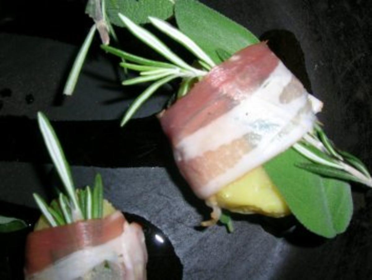 Salbei-Rosmarin-Kartoffeln im Speckmantel (Beilage zu Fleisch und Fisch) zu Kalbshaxe - Rezept - Bild Nr. 3