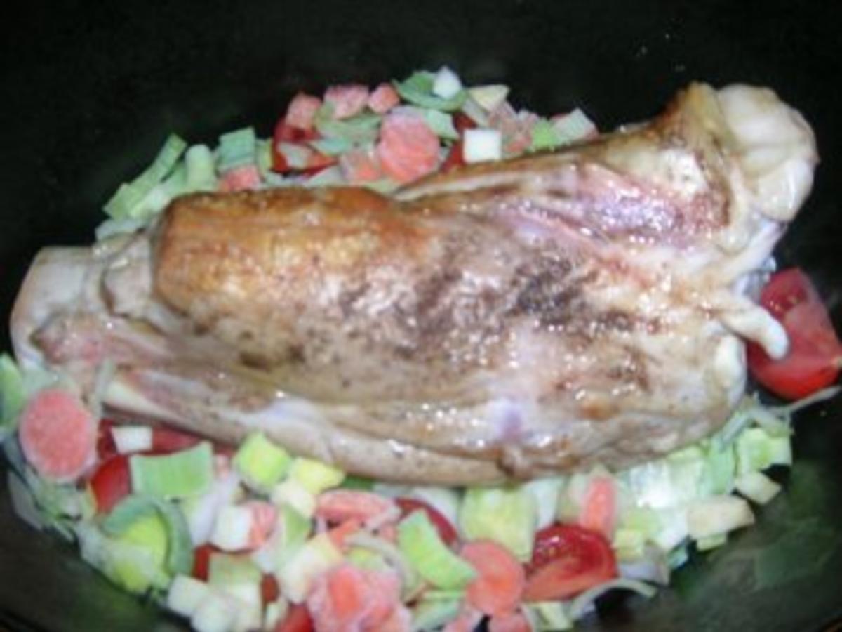 Kalbshaxe aus dem Ofen mit Salbei Rosmarin Kartoffeln im Speckmantel ...