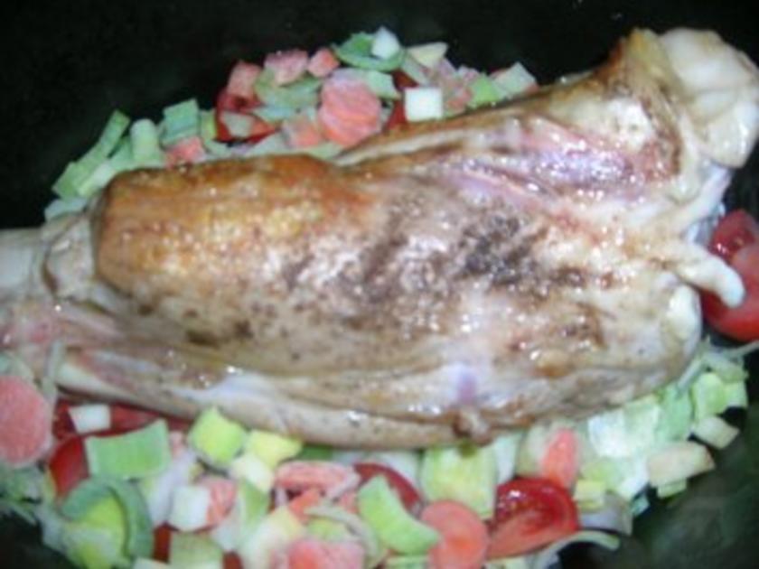 Kalbshaxe aus dem Ofen mit Salbei Rosmarin Kartoffeln im Speckmantel ...