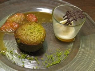 Rezept: Warmes Pistazientörtchen mit Schokoladenherz an Orangenragout und Vanilleeis (Peter) Warmes Pistazientörtchen mit Schokoladenherz an Orangenragout und Vanilleeis (Peter) - Rezept