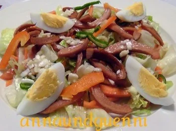 gemischter Salat mit gebratenen Wurststreifen - Rezept