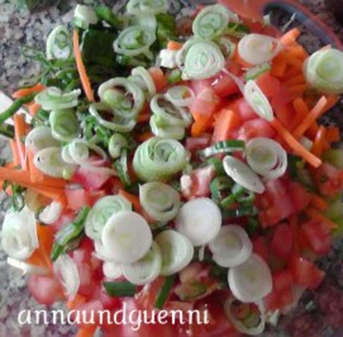 gemischter Salat mit gebratenen Wurststreifen - Rezept - Bild Nr. 3