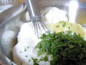 Rindfleisch-Paprika-Teigtaschen mit Joghurt-Minz-Dipp - Rezept - Bild Nr. 2