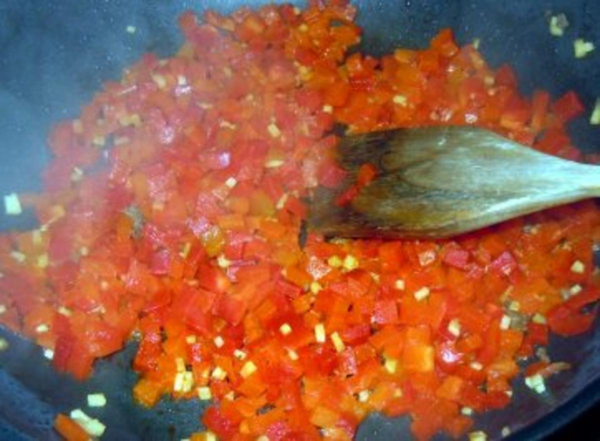 Rindfleisch-Paprika-Teigtaschen mit Joghurt-Minz-Dipp - Rezept - Bild Nr. 5