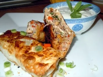 Rindfleisch-Paprika-Teigtaschen mit Joghurt-Minz-Dipp - Rezept