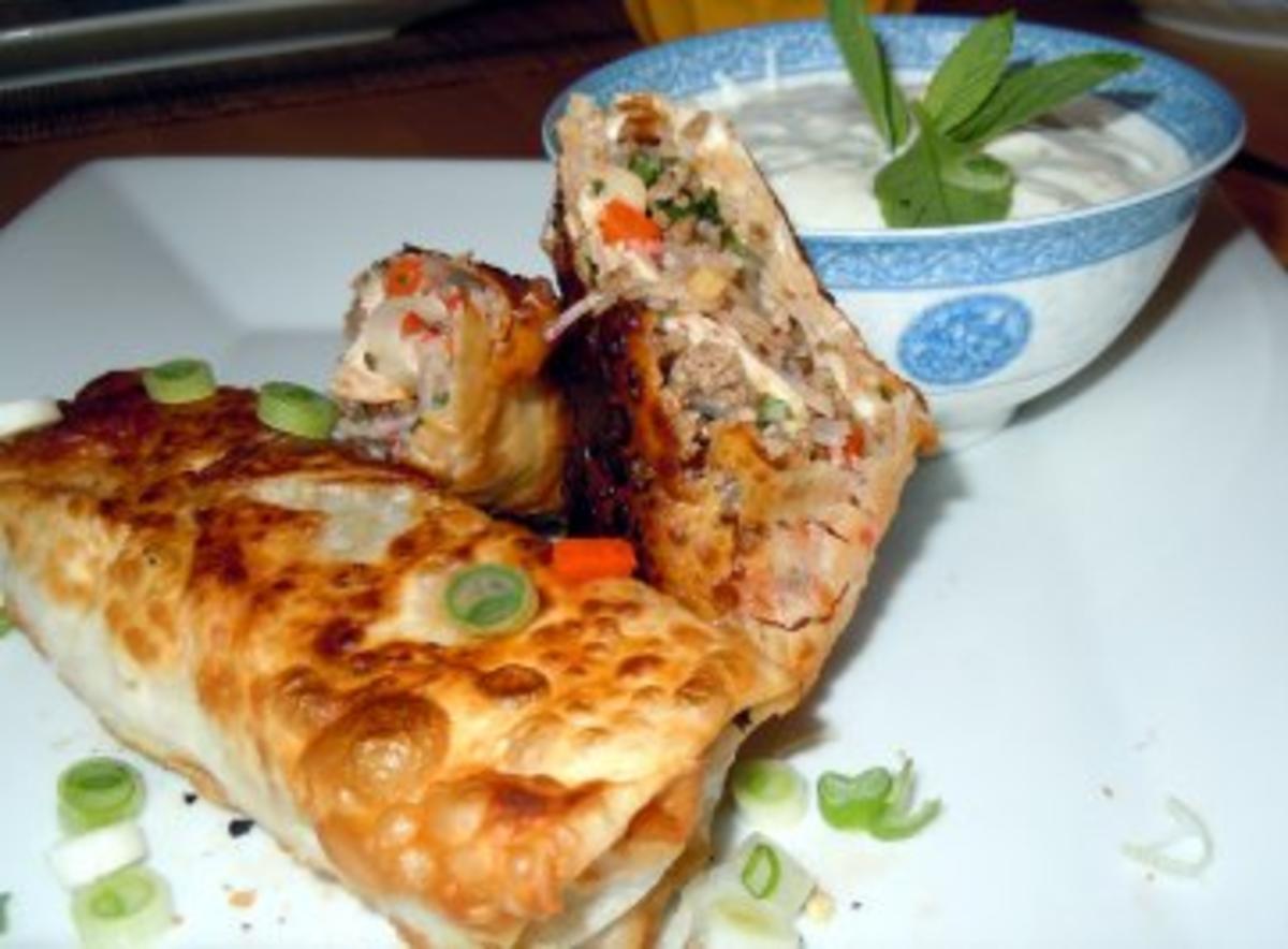 Rindfleisch-Paprika-Teigtaschen mit Joghurt-Minz-Dipp - Rezept - kochbar.de