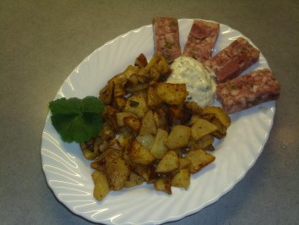 Bilder für Pfannengerichte: Bratkartoffeln mit Sülze und Remouladensosse - Rezept