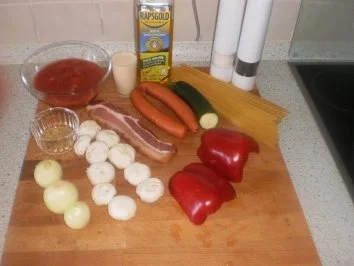 Wurstspieße an Paprikasauce und Nudeln - Rezept - Bild Nr. 2