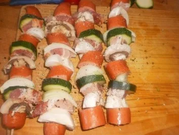 Wurstspieße an Paprikasauce und Nudeln - Rezept - Bild Nr. 3