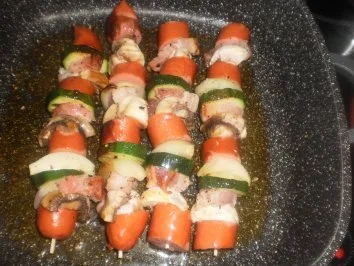 Wurstspieße an Paprikasauce und Nudeln - Rezept - Bild Nr. 5