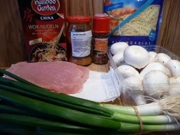 Überbackenes Putenschnitzel auf Mie-Nudelbett - Rezept - Bild Nr. 2