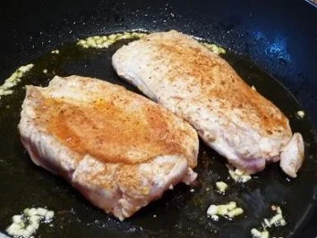 Überbackenes Putenschnitzel auf Mie-Nudelbett - Rezept - Bild Nr. 3