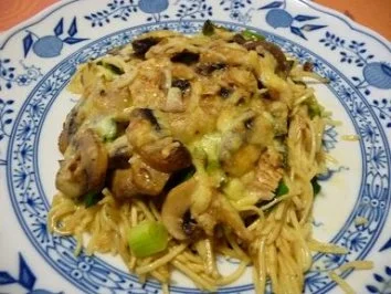 Überbackenes Putenschnitzel auf Mie-Nudelbett - Rezept