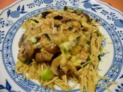 Überbackenes Putenschnitzel auf Mie-Nudelbett - Rezept