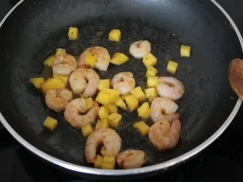 Garnelen-Mango-Pfanne mit Joghurt-Pfeffer-Soße - Rezept - Bild Nr. 5