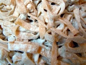 Hähnchenbrust in Tomaten-Orangensud mit Tagiatelle und Ziegenkäse-Zigarren - Rezept - Bild Nr. 10