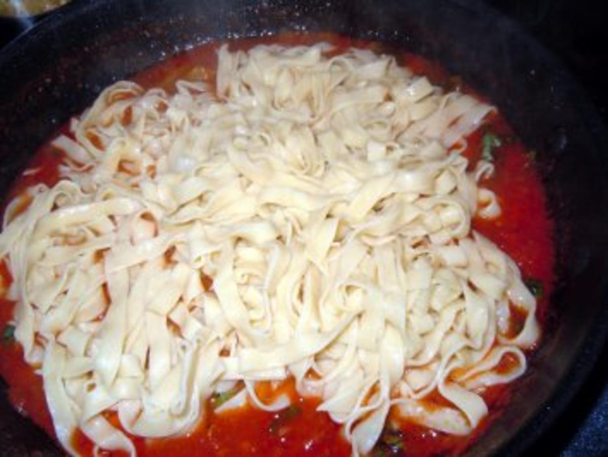 Hähnchenbrust in Tomaten-Orangensud mit Tagiatelle und Ziegenkäse-Zigarren - Rezept - Bild Nr. 13