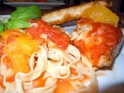 Hähnchenbrust in Tomaten-Orangensud mit Tagiatelle und Ziegenkäse-Zigarren - Rezept