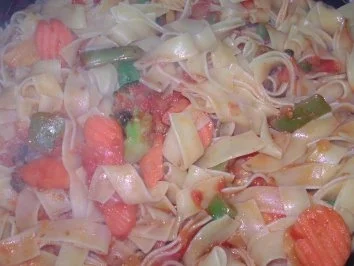Bandnudeln in Gemüse-Tomatensauce - Rezept