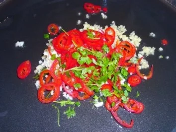 Rezept: Aus einem Topf:: Balinesische Garnelen-Hähnchen-Pfanne Bild Nr. 4 Aus einem Topf:: Balinesische Garnelen-Hähnchen-Pfanne - Rezept - Bild Nr. 4