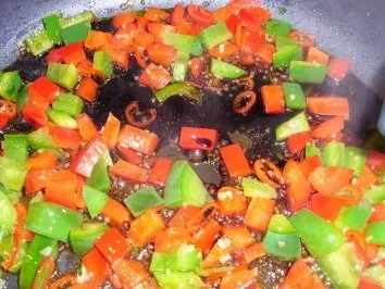 Rezept: Aus einem Topf:: Balinesische Garnelen-Hähnchen-Pfanne Bild Nr. 5 Aus einem Topf:: Balinesische Garnelen-Hähnchen-Pfanne - Rezept - Bild Nr. 5