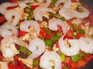 Rezept: Aus einem Topf:: Balinesische Garnelen-Hähnchen-Pfanne Bild Nr. 6 Aus einem Topf:: Balinesische Garnelen-Hähnchen-Pfanne - Rezept - Bild Nr. 6